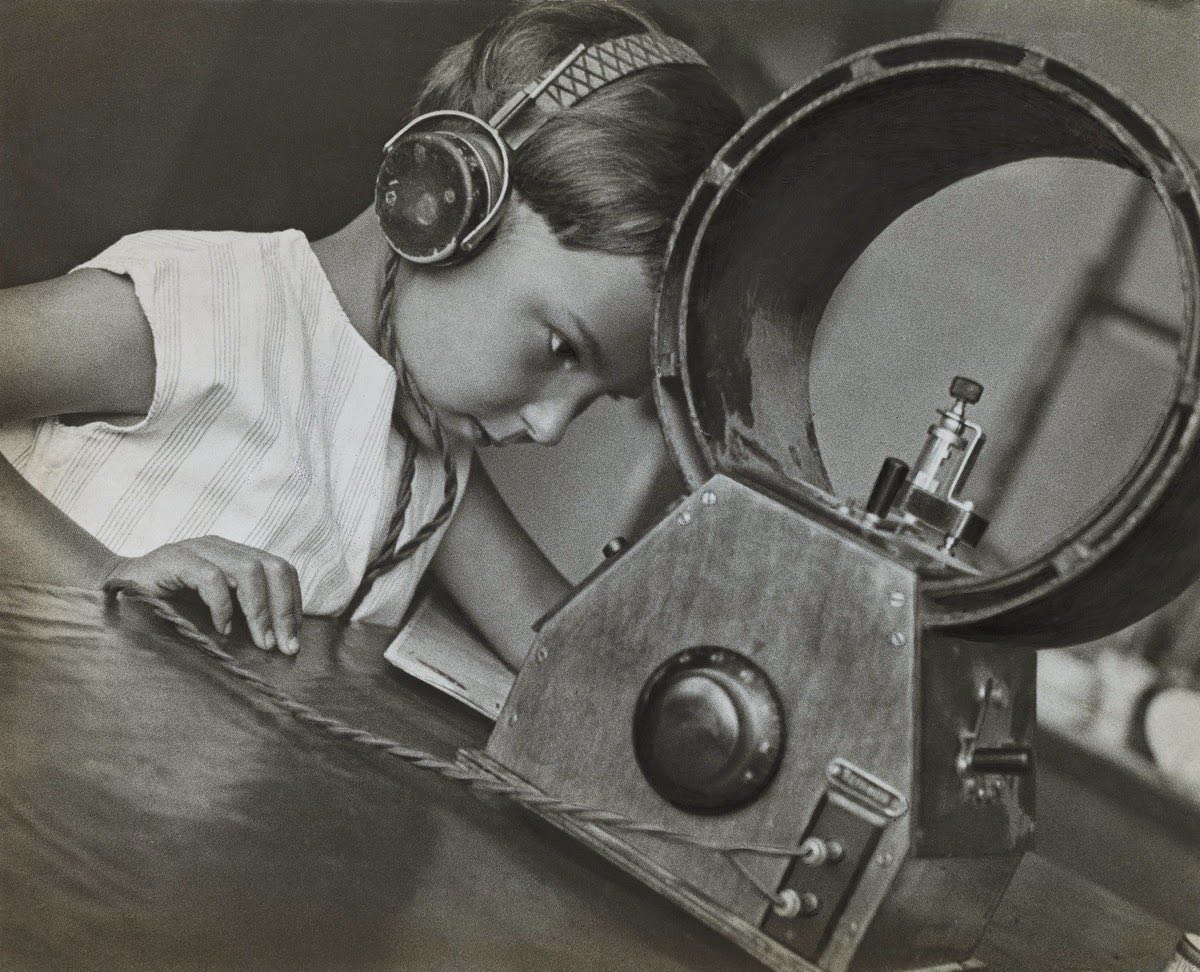 Radio listener. 1929 iFocus